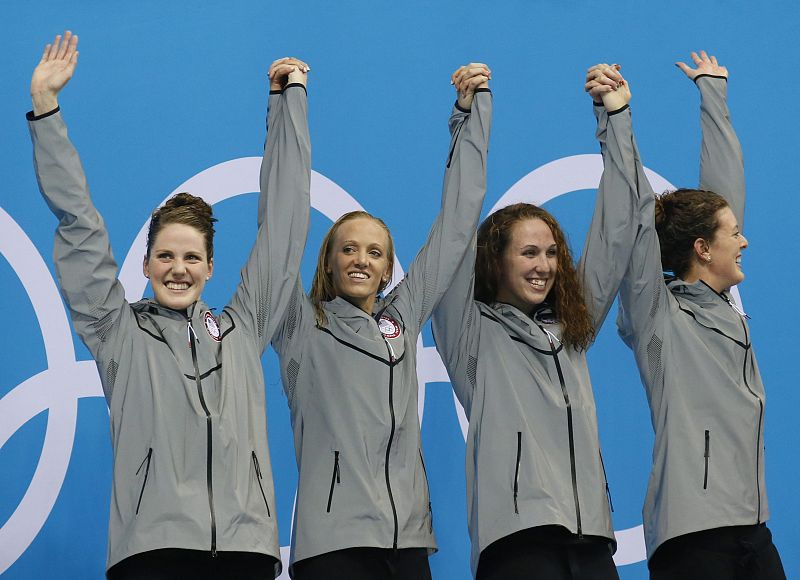 De izquierda a derecha, las nadadoras estadounidenses Missy Franklin, Dana Vollmer, Shannon Vreeland, y Allison Schmitt, celebran el oro en la prueba de los 4x200 metros en los Juegos Olímpicos 2012 en Londres (Reino Unido).