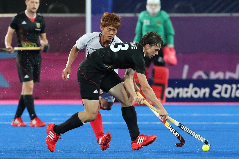 El jugador de Alemania Tobias Hauke (frente) disputa la pelota con Keun Dae Oh de Corea del Sur, durante el partido de la fase de grupos de hockey de los Juegos Olímpicos de Londres 2012, en Londres (R. Unido) este miércoles 1 de agosto de 2012.