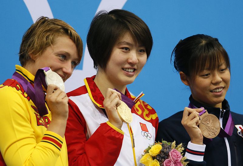Las nadadoras Jiao Liuyang de China (c), oro, Mireia Belmonte García de España (i), plata, y Natsumi Hoshi de Japón (d), bronce, celebran en el podio de la prueba de los 200 metros mariposa.