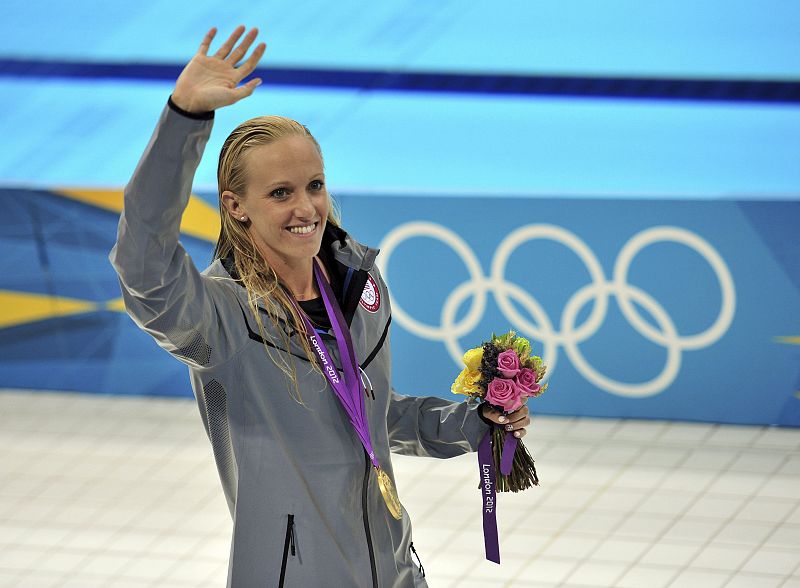 La nadadora estadounidense Dana Vollmer, celiaca, saluda al público después de ganar la medalla de oro y establecer un nuevo récord olímpico en los 100 metros mariposa femeninos de los Juegos Olímpicos de Londres 2012 en el Centro Acuático de Londres