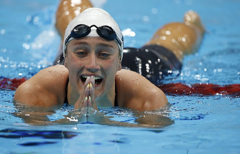 La nadadora española Mireia Belmonte García celebra este miércoles 1 de agosto de 2012 la medalla de plata en la prueba de los 200 metros en los Juegos Olímpicos 2012 en Londres (Reino Unido).