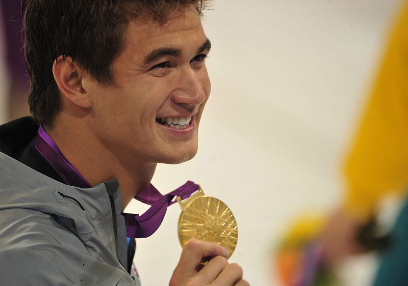 El nadador estadounidense Nathan Adrian celebra hoy, miércoles 1 de agosto de 2012, luego de ganar el oro en la prueba de los 100 metros libre en los Juegos Olímpicos 2012 en Londres (Reino Unido).
