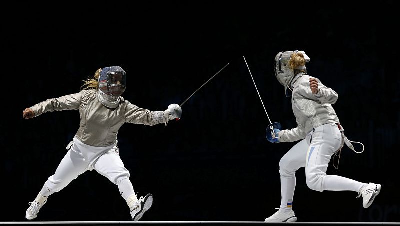 La ucraniana Olga Kharlan (d) compite con la estadounidense Mariel Zagunis en la prueba de sable individual femenina.