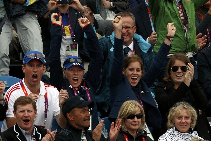 La princesa Beatriz de York, con los brazos en alto animando a sus compatriotas en una de las finales de hípica.