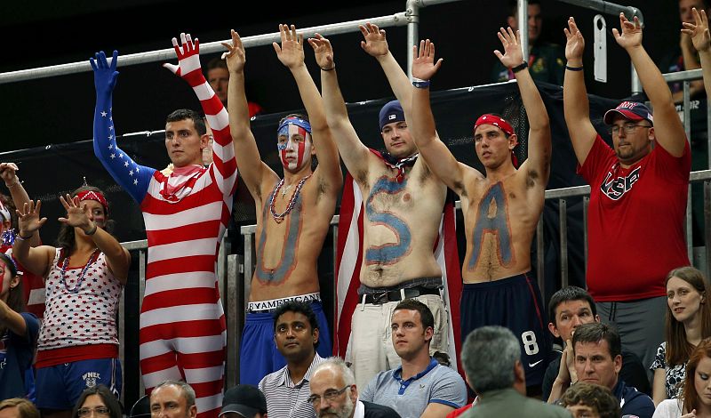 Los aficionados estadounidenses apoyan a los suyos