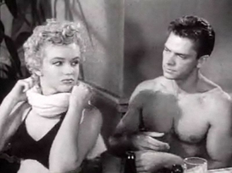 Fotograma de Marilyn Monroe y Keith Andes del trailer de la película 'Encuentro en la noche', 1952.