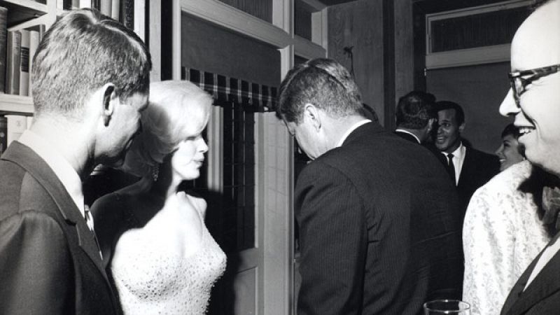 Marilyn Monroe con el presidente de EEUU John F. Kennedy (de espaldas a la cámara) y el fiscal general Robert Kennedy (izquierda), con motivo de las celebraciones del 45º cumpleaños del presidente Kennedy en el Madison Square Garden de Nueva York.