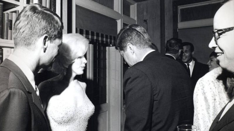 Marilyn Monroe con el presidente de EEUU John F. Kennedy (de espaldas a la cámara) y el fiscal general Robert Kennedy (izquierda), con motivo de las celebraciones del 45º cumpleaños del presidente Kennedy en el Madison Square Garden de Nueva York. 