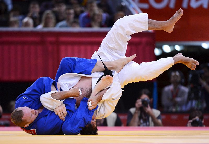 El israelí Ariel Zeevi lucha contra el alemán Dimitri Peters durante el combate de la categoría -100kg de Judo.