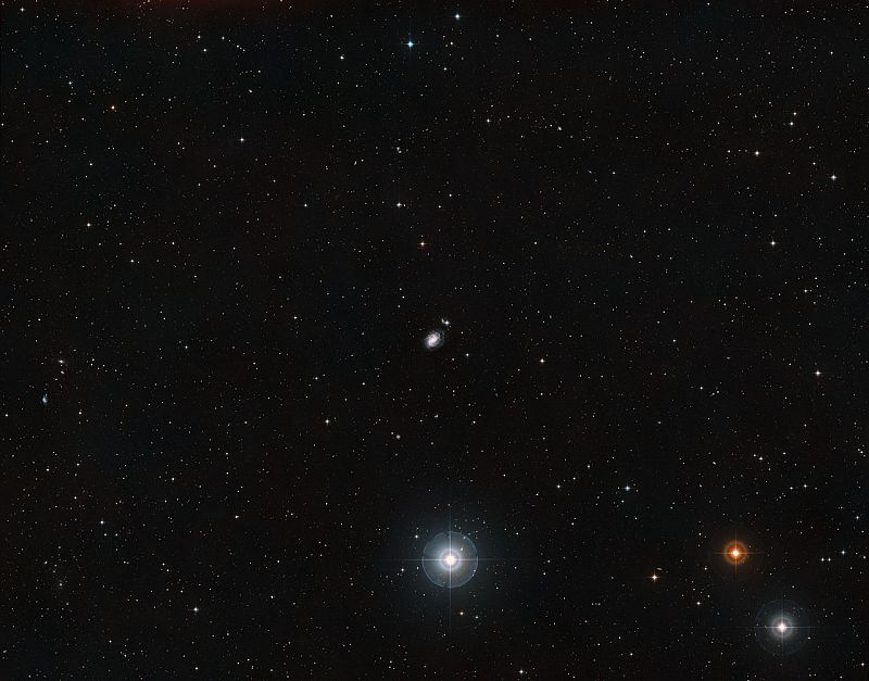 Visión de amplio campo del cielo que rodea a la galaxia