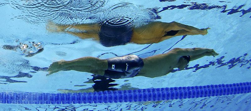 La imagen del nadador japonés Takuro Fujii mientras nada los 100m mariposa, durante los Juegos Olímpicos de Londres, en el centro aquático.