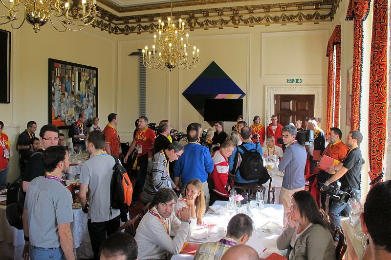 Una rueda de prensa original como los uniformes