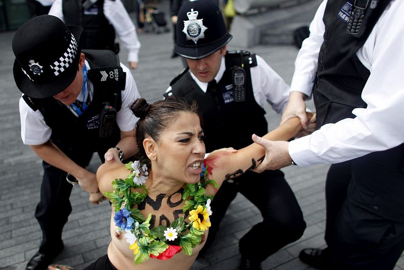 Policías británicos arrestan a una activista del grupo feminista del FEMEN durante una protesta frente al ayuntamiento de Londres, en Reino Unido, hoy jueves 2 de julio de 2012.