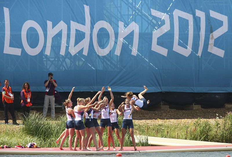 Las estadounidenses celebran tras ganar el oro olímpico en la final de ocho en Dorney (Reino Unido) este jueves 2 de agosto de 2012.