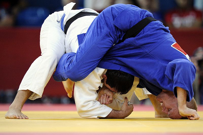 El alemán Dimitri Peters pelea por la medalla de bronce contra el uzbeco Ramziddin Sayidov en la categoría de -100kg masculino de yudo, en los Juegos Olímpicos 2012 de Londres.