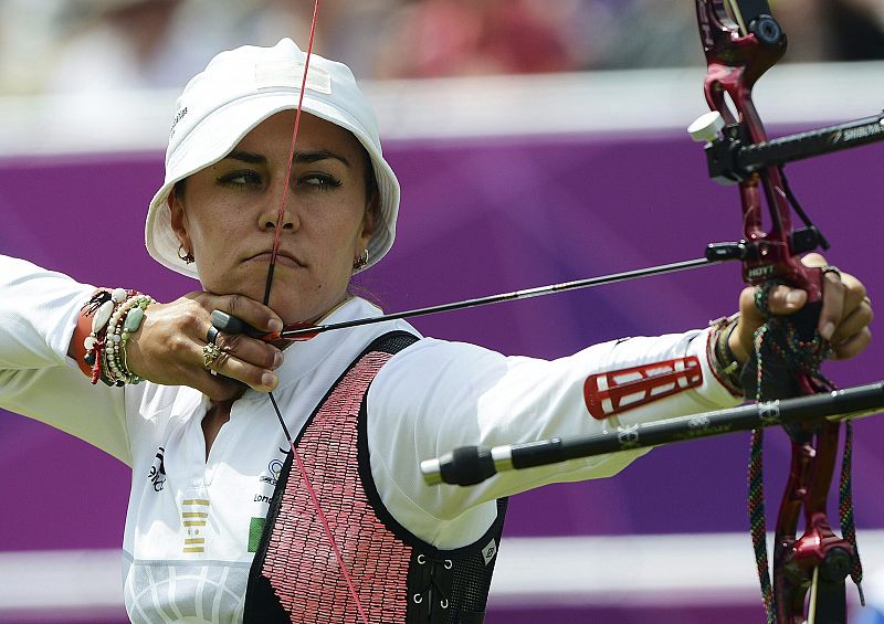 La mexicana Aida Roman compite en la final del torneo de tiro con arco femenino de los Juegos Olímpicos de Londres 2012, hoy jueves 2 de agosto de 2012 en Londres, Reino Unido.
