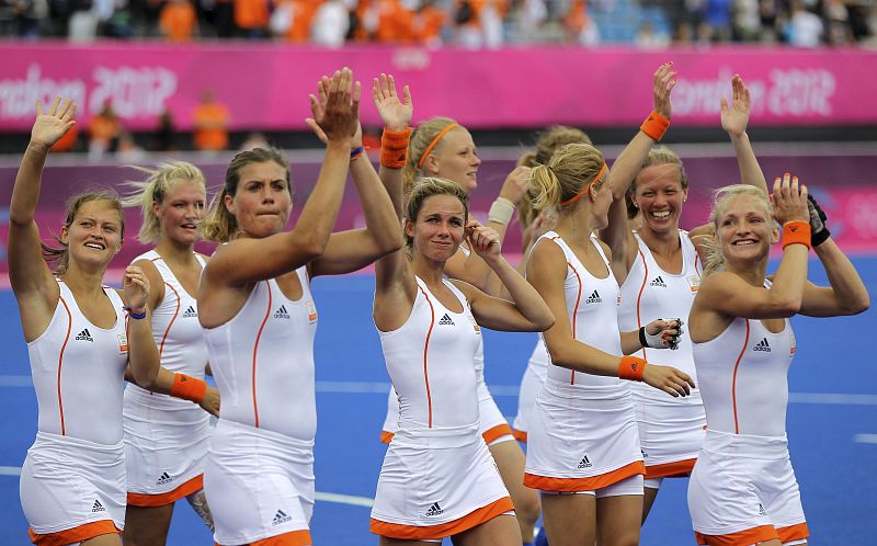 Las holandesas celebran su victoria ante China en el partido de la ronda preliminar de hockey femenino de los Juegos Olímpicos Londres 2012, Holanda vs China, en Londres.