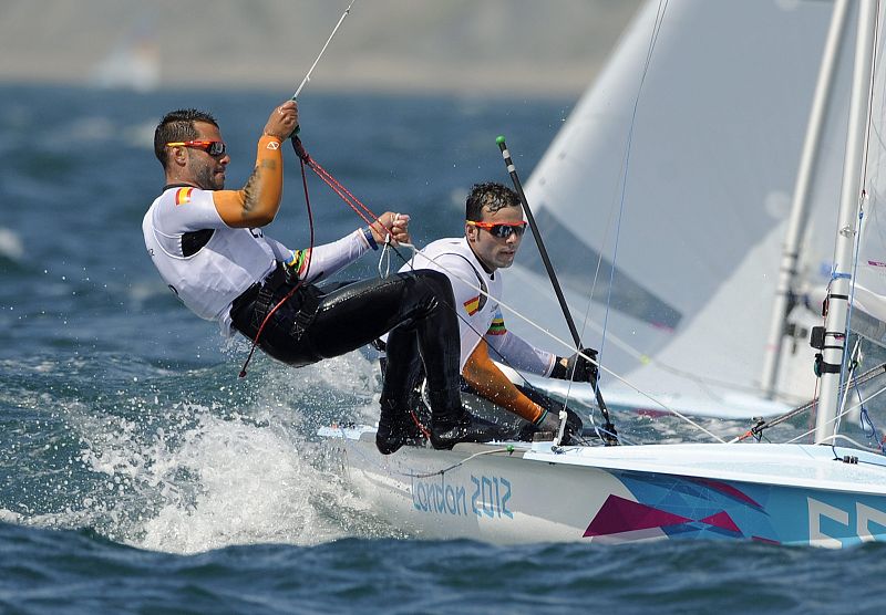 Los españoles Onan Barreiros y Aaron Sarmiento navegan durante la competición masculina de Vela 470 en los JJ.OO de Londres 2012  celebrados en Weymouth.