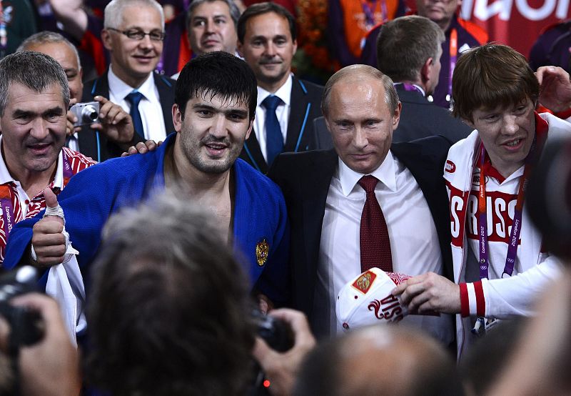 El presidente ruso Vladimir Putin (2d) posa con el judoca ruso Tagir Khaibulaev (2i) tras conseguir el oro en la categoría de -100 kilos de la competición olímpica de judo este jueves 2 de agosto de 2012 en Londres.