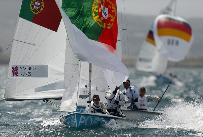 Los portugueses Alvaro Marinho y Miguel Nunes  navegan durante la competición masculina de Vela 470 en los JJ.OO de Londres 2012
