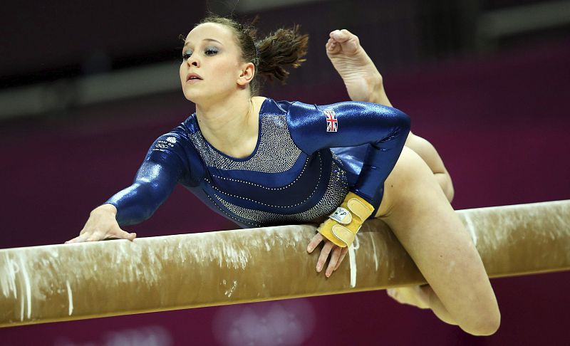 La británica Hannah Whelan durante su ejercicio de barra fija en el concurso múltiple individual femenino disputado en Londres, Reino Unido.