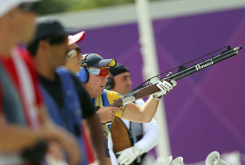 El sueco Hakan Dahlby participa en la prueba de doble foso de los Juegos Olímpicos 2012 de Londres, antes de ganar la medalla de plata, en el Royal Artillery Barracks, Reino Unido.
