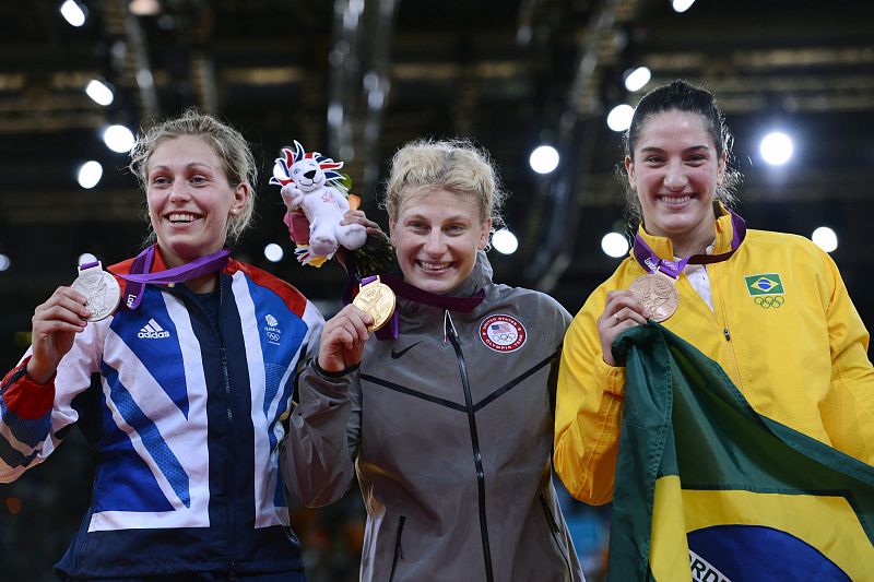 La británica Gemma Gibbons (plata) la judoca estadounidense Kayla Harrison (oro) y la brasileña Mayra Aguiar (bronce) celebran sus respectivas medallas tras la final de 78 kgs de los Juegos Olímpicos de Londres 2012.