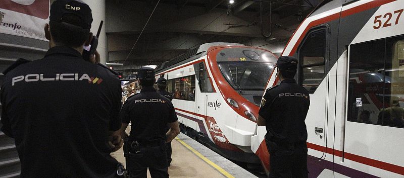 La Policía Nacional vigila un andén de la estación de Atocha