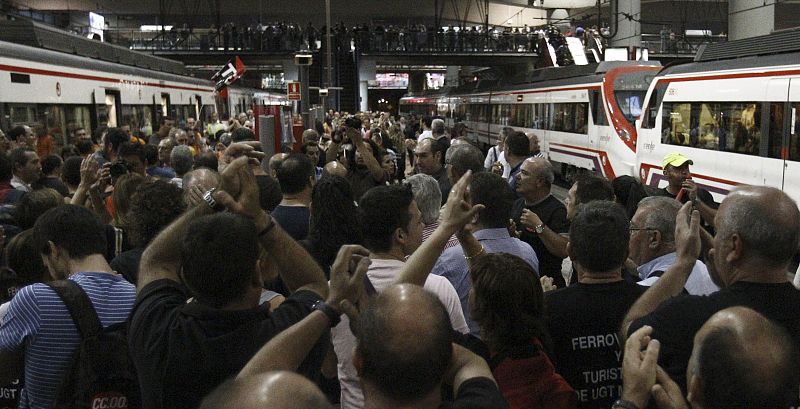 Medio centenar de trabajadores del sector se concentran en la estación de Atocha