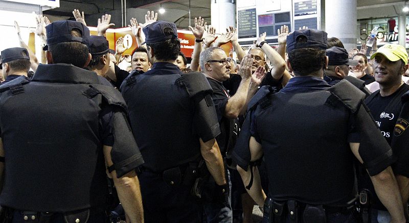Agentes de Policía Nacional vigilan la concentración de los trabajadores en Atocha