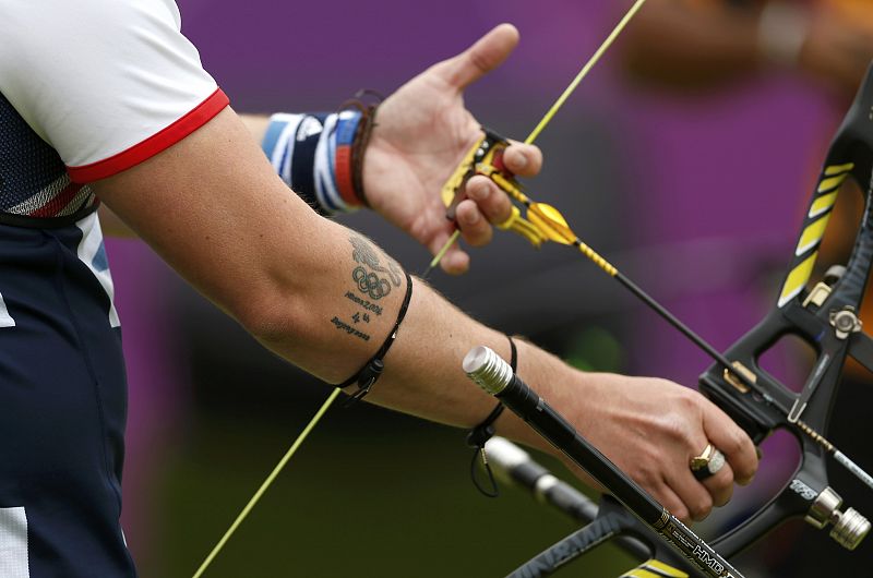 El clásico tatuaje de los aros olímpicos ha lucido el británico Larry Godfrey durante la clasificación individual de tiro con arco.