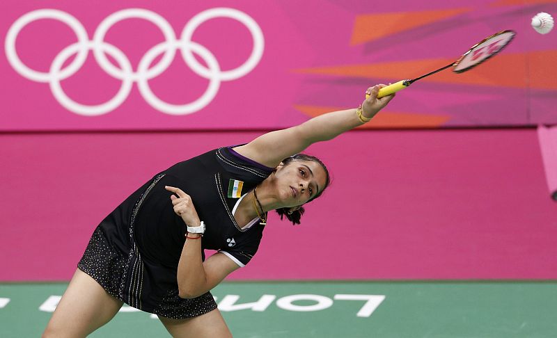 La india Saina Nehwal se estira para alcanzar la bola en su partido de bádminton frente a la china Yihan Wang  durante las semifinales de los Juegos Olímpicos de Londres 2012.