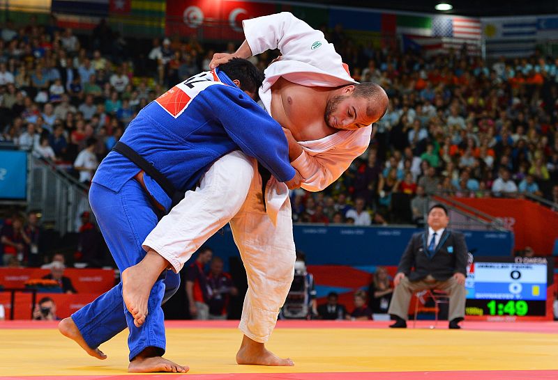 El tunecino Faicel Jaballah, de blanco, en su combate contra el kazajo Yerzhan Shynkeyev en la categoría de más de 100 kilos de judo.