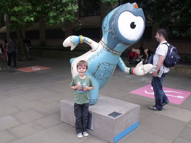 Soy de Huesca pero vivo en Manchester y fuimos a Londres con mi marido y mi hijo Miguel de 5 años para ver la gimnasia artistica masculina.Aqui con la mascota Wenlock cerca de Tower Bridge.