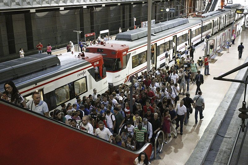 Vista de un aden en Atocha a primera hora de la mañana durante la huelga convocada por los trabajadores del sector ferroviario