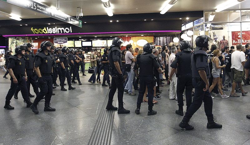 Agentes de la policia nacional vigilan la estacion de atocha