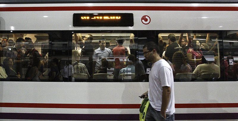 Vagon de tren de los servicios minimos en la jornada de huelga convocada por el sector ferroviario