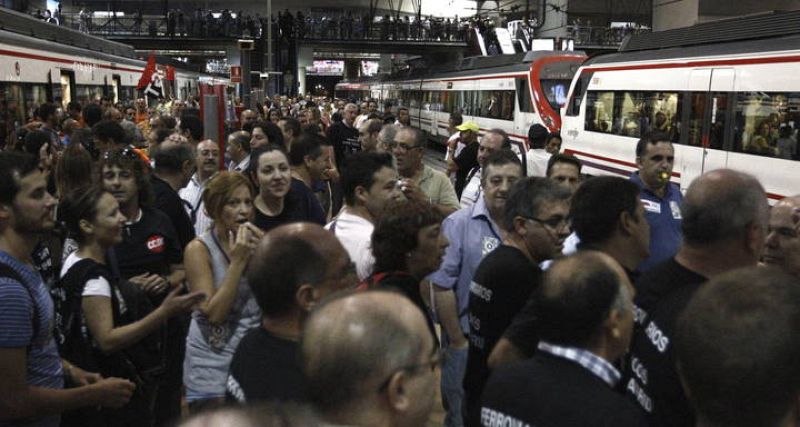Uno de los andenes de Atocha lleno de manifestantes y usuarios en la jornada de huelga