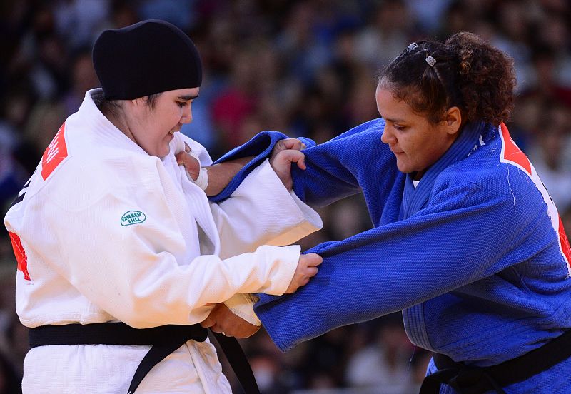 La judoka Wojdan Shaherkani ha hecho historia al convertirse en la primera mujer de Arabia Saudí en participar en unos Juegos Olímpicos. En su debut, vestida de blanco, ha perdido ante la puertoriqueña Melissa Mojica. en la categoría de más de 78 kil