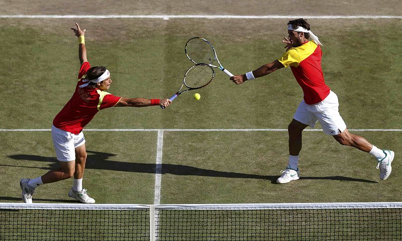 David Ferrer y Feliciano López contra los franceses Michael Llodra y Jo-Wilfried Tsonga en la semifinal de dobles masculinos en el Club All England LawnTennis durante el Londres 2012.
