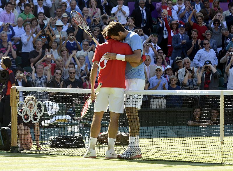 El tenista suizo Roger Federer saluda al argentino Juan Martín del Potro tras derrotarle en la semifinal de la competición olímpica de tenis disputada en Wimbledon.