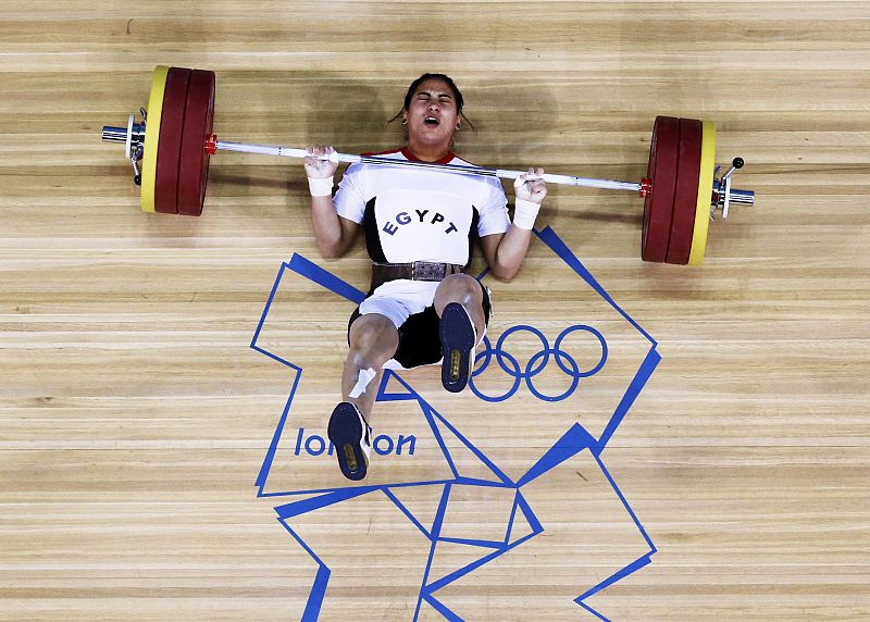 La egipcia Khali Abir Abdelrahman cae después del intento fallido en el grupo de mujeres 75Kg en la competeción de halterofilia de Londres 2012.