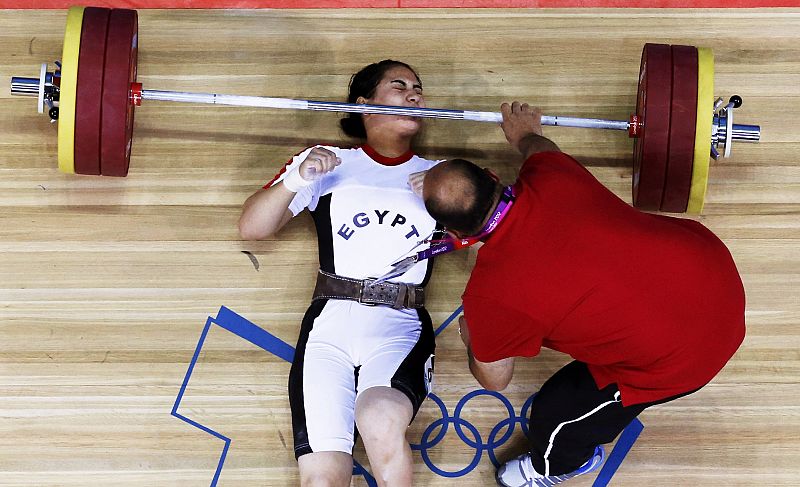 La egipcia Khalil Abir Abdelrahman es asistida tras el intento fallido en el grupo de mujeres 75Kg de la competencia en halterofilia de Londres 2012.