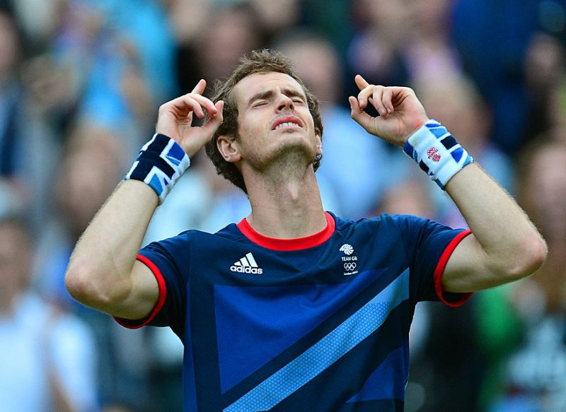 Andy Murray celebra su victoria ante Novak Djokovic en las semifinales de los Juegos Olímpicos de Londres, con la que ha conseguido para la final de tenis masculino en la que se medirá al suizo Roger Federer el próximo domingo.