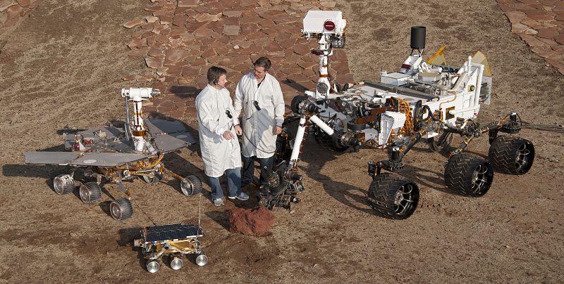 Comparación de tamaño de Curiosity, a la derecha, con Spirit y Poortunity, a la izquierda, y el Sojourner, en primer plano