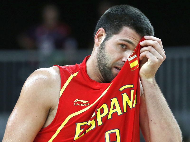 LON73 LONDRES (REINO UNIDO) 4/8/2012 El jugador español Felipe Reyes se seca el sudor durante el partido correspondiente al grupo B de la fase preliminar del torneo de baloncesto de los Juegos Olímpicos de Londres hoy, 4 de agosto de 2012, en el Bask
