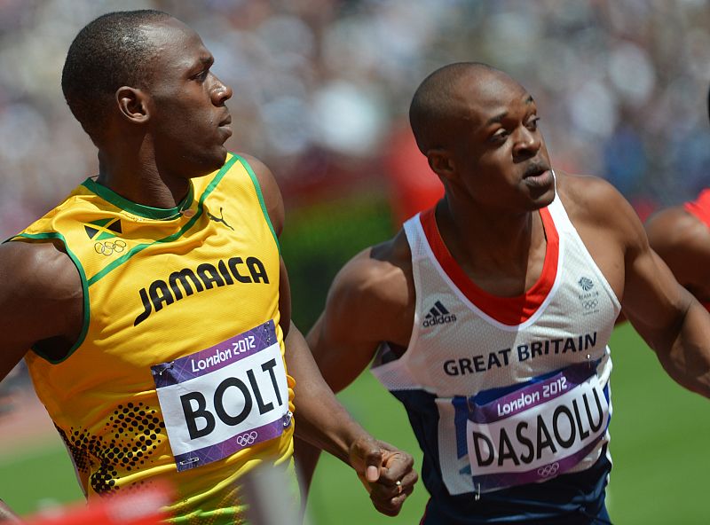 Bolt se permite mirar al británico James Dasaolu antes de cruzar la meta