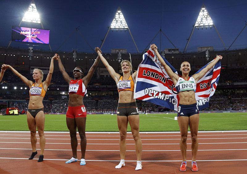 Así de exhultantes  se mostraron las participantes de Heptatlón al concluir la prueba, lideras por la nueva campeona olímpica la británica Jessica Ennis.