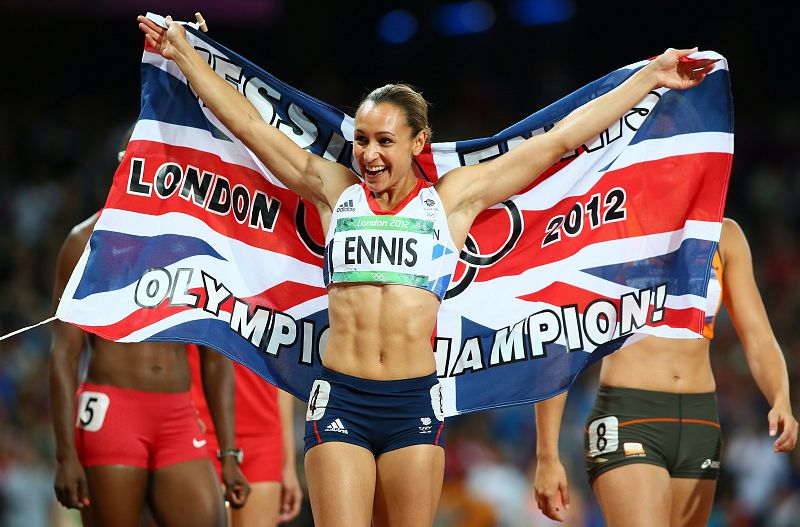 La británica Jennifer Ennis celebra tras obtener la medalla de oro en la final de los 800 metros, del heptatlón.