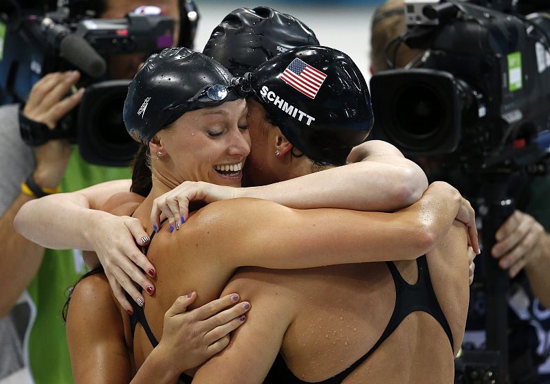 De izquierda a derecha, las estadounidenses Dana Vollmer, Rebecca Soni (atrás), Allison Schmitt y Missy Franklin celebran su victoria en la final de relevos 4x100 masculino de los Juegos Olímpicos de Londres 2012 en Londres.